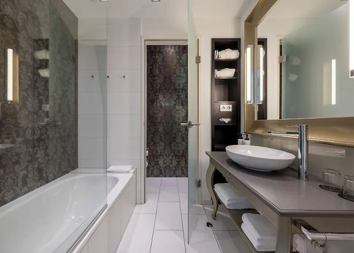 Otel Steigenberger Herrenhof 5*